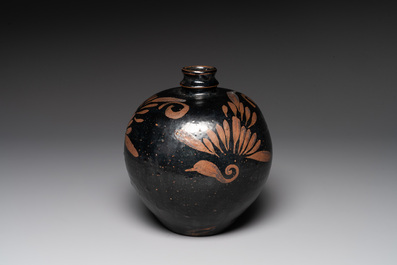 A Chinese russet-decorated black-glazed bottle, 'duluping', Northern Song/Jin