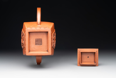 A Chinese Yixing stoneware teapot and cover, Jing Han Qian Hong Nei Zhi 荊漢錢弘內製 mark, 19th C.