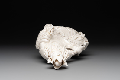 A Chinese Dehua blanc de Chine seated Guanyin holding a sutra, 20th C.