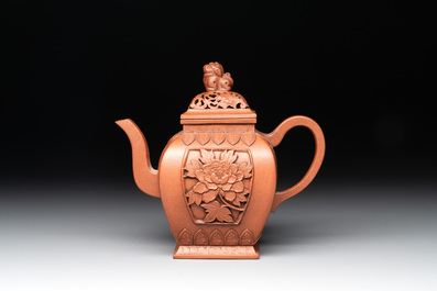A Chinese Yixing stoneware teapot and cover, Jing Han Qian Hong Nei Zhi 荊漢錢弘內製 mark, 19th C.