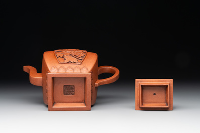 A Chinese Yixing stoneware teapot and cover, Jing Han Qian Hong Nei Zhi 荊漢錢弘內製 mark, 19th C.