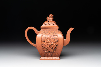 A Chinese Yixing stoneware teapot and cover, Jing Han Qian Hong Nei Zhi 荊漢錢弘內製 mark, 19th C.