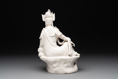 A Chinese Dehua blanc de Chine seated Guanyin holding a sutra, 20th C.
