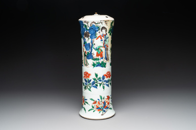 Three Chinese blue and white dishes and a wucai vase, 17/18th C.
