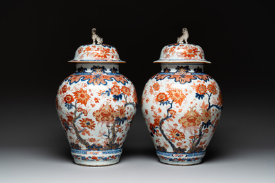 A pair of Chinese Imari-style covered vases, Kangxi/Yongzheng