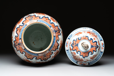 A pair of Chinese Imari-style covered vases, Kangxi/Yongzheng