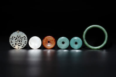 A group of 11 Chinese carvings, comprising jade, soapstone, mother-of-pearl and a lacquerware container, 19/20th C.