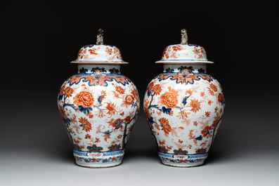 A pair of Chinese Imari-style covered vases, Kangxi/Yongzheng