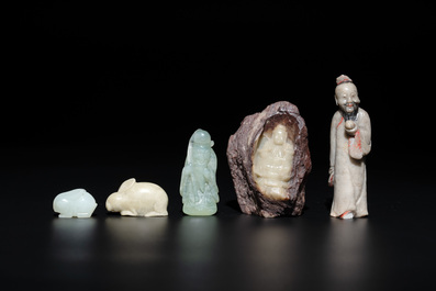 A group of 11 Chinese carvings, comprising jade, soapstone, mother-of-pearl and a lacquerware container, 19/20th C.