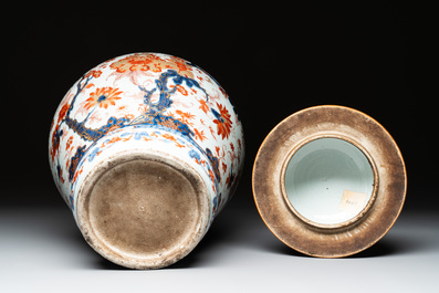 A pair of Chinese Imari-style covered vases, Kangxi/Yongzheng