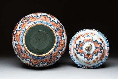 A pair of Chinese Imari-style covered vases, Kangxi/Yongzheng