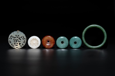 A group of 11 Chinese carvings, comprising jade, soapstone, mother-of-pearl and a lacquerware container, 19/20th C.