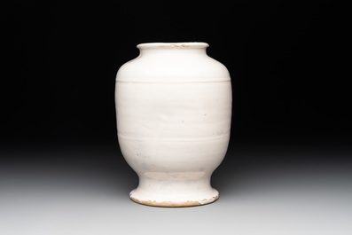 An English Delftware blue and white drug jar inscribed 'C.CYNOSBAT', 18th C.