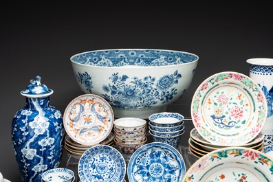 An extensive collection of 71 pieces of Chinese porcelain, Yongzheng and later