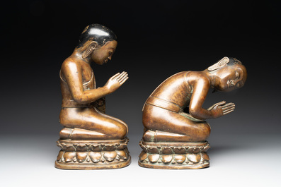 Two Burmese partly lacquered bronze praying monks, 18/19th C.
