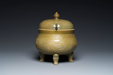 A Chinese teadust-glazed archaistic food vessel and cover, 'dui 敦', Hua Ting Shi Zhi 華亭氏製 mark, late 19th C.