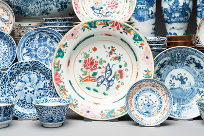 An extensive collection of 71 pieces of Chinese porcelain, Yongzheng and later