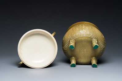 A Chinese teadust-glazed archaistic food vessel and cover, 'dui 敦', Hua Ting Shi Zhi 華亭氏製 mark, late 19th C.