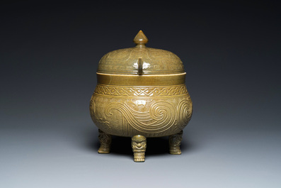 A Chinese teadust-glazed archaistic food vessel and cover, 'dui 敦', Hua Ting Shi Zhi 華亭氏製 mark, late 19th C.