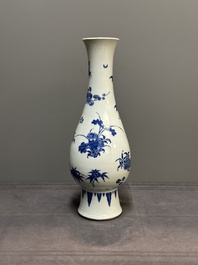 A Chinese blue and white pear-shaped vase with floral design, Transitional period