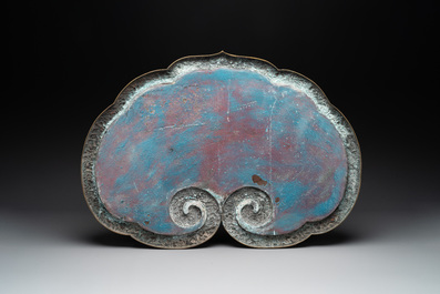 A large Chinese cloisonn&eacute; ruyi-shaped plaque with antiquities, 19/20th C.