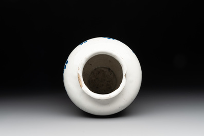 An English Delftware blue and white drug jar inscribed 'C:CORT:LIMON', 18th C.