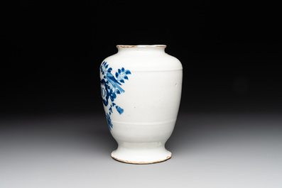An English Delftware blue and white drug jar inscribed 'C:CORT:LIMON', 18th C.