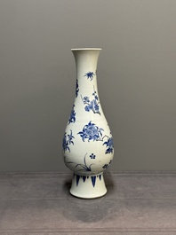 A Chinese blue and white pear-shaped vase with floral design, Transitional period