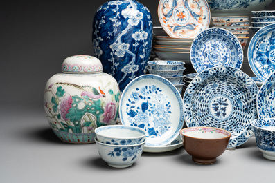 An extensive collection of 71 pieces of Chinese porcelain, Yongzheng and later