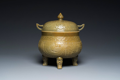 A Chinese teadust-glazed archaistic food vessel and cover, 'dui 敦', Hua Ting Shi Zhi 華亭氏製 mark, late 19th C.