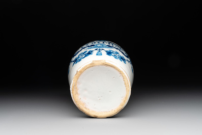 An English Delftware blue and white drug jar inscribed 'C:CORT:LIMON', 18th C.