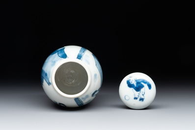 A Chinese blue and white tea caddy and cover with figural design, Kangxi