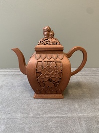 A Chinese Yixing stoneware teapot and cover, Jing Han Qian Hong Nei Zhi 荊漢錢弘內製 mark, 19th C.