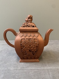 A Chinese Yixing stoneware teapot and cover, Jing Han Qian Hong Nei Zhi 荊漢錢弘內製 mark, 19th C.