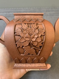 A Chinese Yixing stoneware teapot and cover, Jing Han Qian Hong Nei Zhi 荊漢錢弘內製 mark, 19th C.