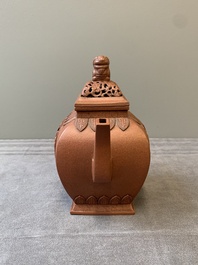 A Chinese Yixing stoneware teapot and cover, Jing Han Qian Hong Nei Zhi 荊漢錢弘內製 mark, 19th C.
