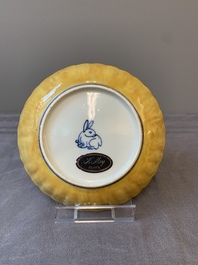 A rare Chinese blue and white yellow-glazed border chrysanthemum-shaped plate with figural design, hare mark, Jiajing