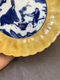 A rare Chinese blue and white yellow-glazed border chrysanthemum-shaped plate with figural design, hare mark, Jiajing