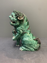 A Chinese verte biscuit group of a Buddhist lion with cub, 19th C.