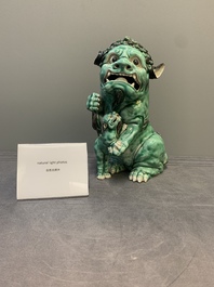 A Chinese verte biscuit group of a Buddhist lion with cub, 19th C.