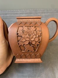 A Chinese Yixing stoneware teapot and cover, Jing Han Qian Hong Nei Zhi 荊漢錢弘內製 mark, 19th C.