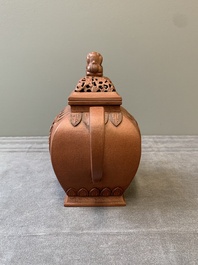 A Chinese Yixing stoneware teapot and cover, Jing Han Qian Hong Nei Zhi 荊漢錢弘內製 mark, 19th C.