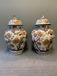 A pair of Chinese Imari-style covered vases, Kangxi/Yongzheng