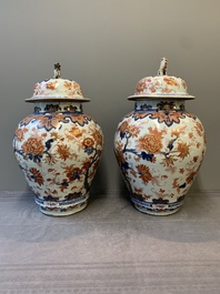 A pair of Chinese Imari-style covered vases, Kangxi/Yongzheng