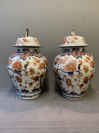 A pair of Chinese Imari-style covered vases, Kangxi/Yongzheng