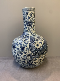 A Chinese blue and white 'tianqiuping' 'dragon' vase, 20th C.