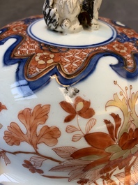 A pair of Chinese Imari-style covered vases, Kangxi/Yongzheng