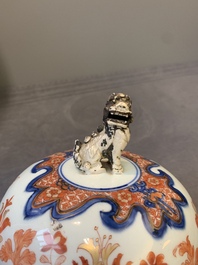 A pair of Chinese Imari-style covered vases, Kangxi/Yongzheng