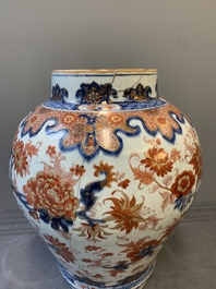 A pair of Chinese Imari-style covered vases, Kangxi/Yongzheng