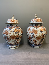 A pair of Chinese Imari-style covered vases, Kangxi/Yongzheng